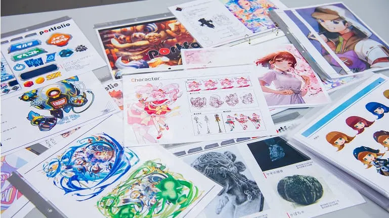 アニメ制作の土台となる資料が机に広げられている様子