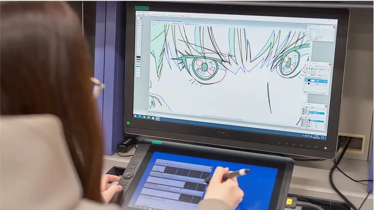 学生がモニターを見ながら作業している様子