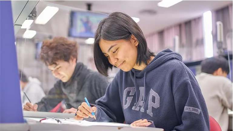 学生が中割り作業をしている様子