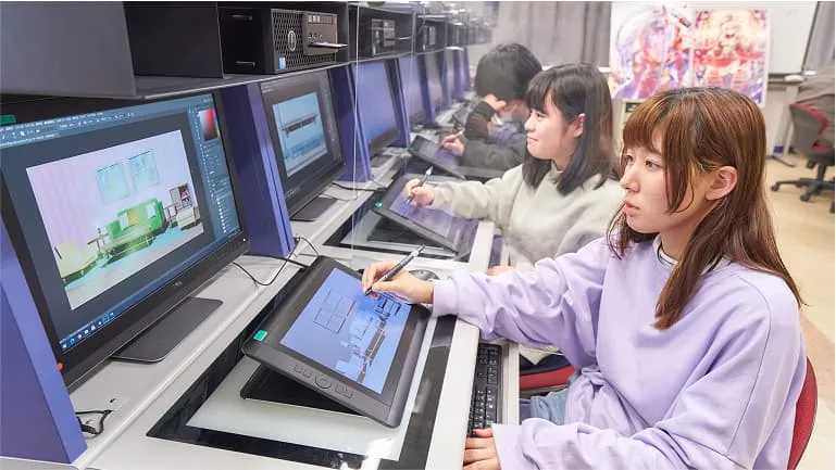 学生が背景画を描いている様子