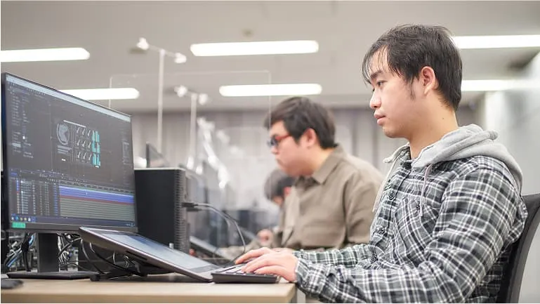 パソコンで作業をしている学生