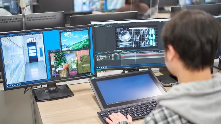 学生が合成作業をしている様子