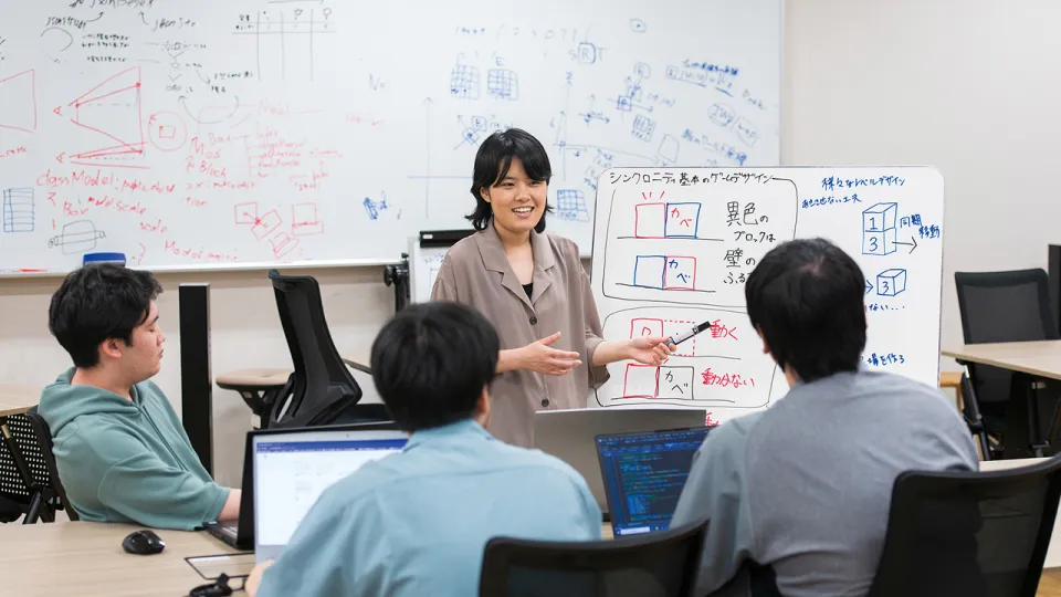 学生たちがゲーム制作スタジオでパソコン作業をしている様子