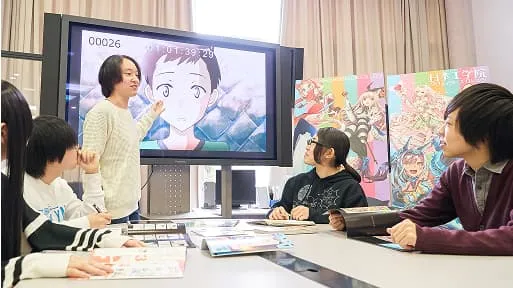 学生たちがモニターを見ながら話し合っている様子