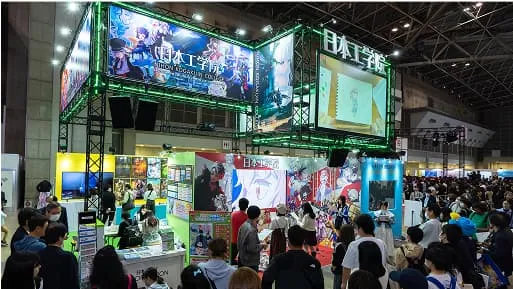 イベント会場に人が集まっている様子