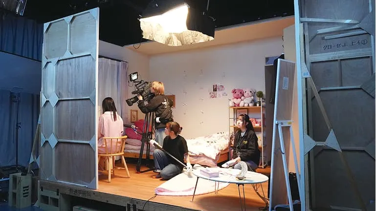 学生がカメラを構えている様子