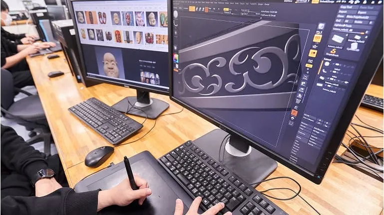 パソコンで作業をしている様子