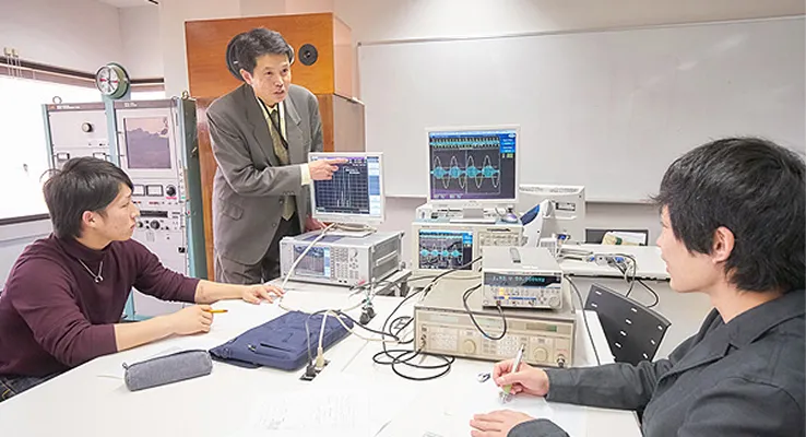 学生たちがエレクトロニクス通信実験を行っている様子