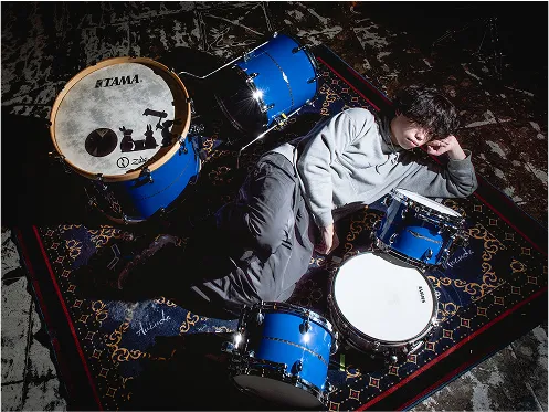 求められる6つの資質を示す図。 作曲・アレンジ、作詞、ステージパフォーマンス＆テクニック、ビジュアル（容姿）、情報発信力、セルフプロデュース。