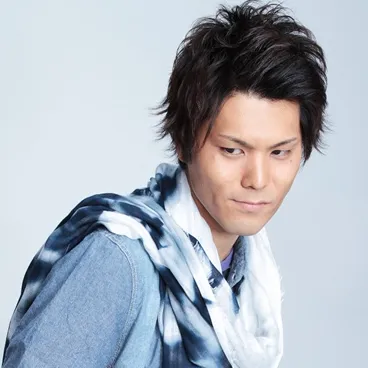 講師がプリントを示しながら授業をする様子