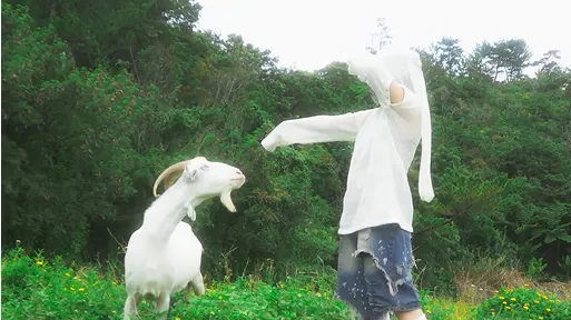 屋外で笑顔で話す金城 李一さん
