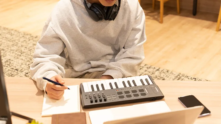 学生が音楽制作用のキーボードを使って学習する様子