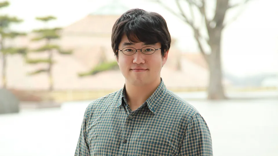 屋外で微笑んでいる藤巻 荘さん