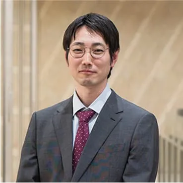 高橋 昂太郎先生が学生に指導している様子