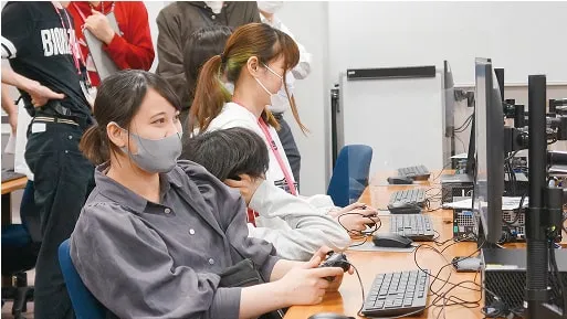 学生たちがゲームをしている様子