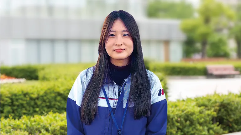 屋外で微笑んでいる髙橋 美波さん