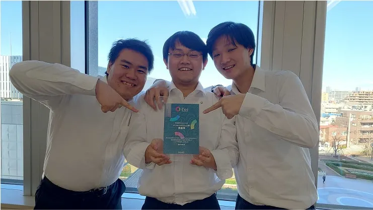 ゲーム「チンアナGo！」を制作した学生たちが記念撮影をしている様子