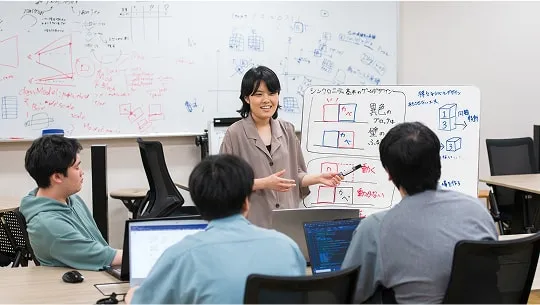 学生たちがゲーム制作スタジオでパソコン作業をしている様子