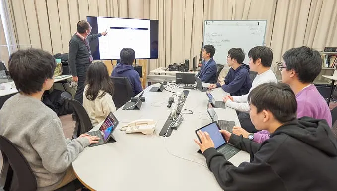 学生たちがモニターを見ている様子