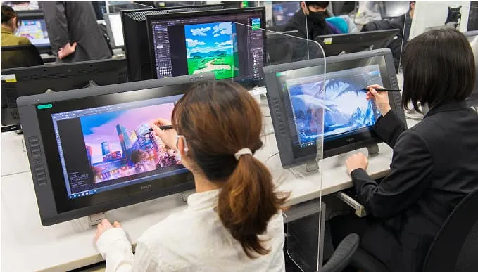 ペンタブレットで作業している学生