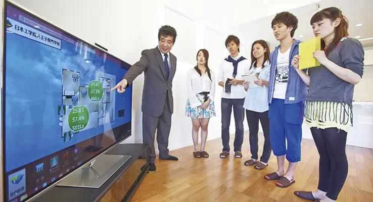 学生たちが講師から教わっている様子