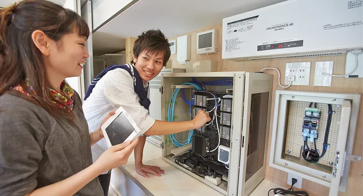 学生たちが発電システム運用実習を行っている様子