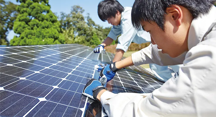 学生たちがソーラーパネル施工実習を行っている様子