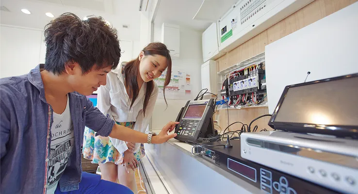 学生たちが通信測定実習を行っている様子