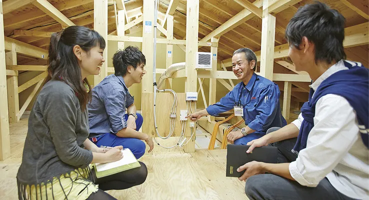 学生たちがスマートハウスの構造や設備実習を行っている様子