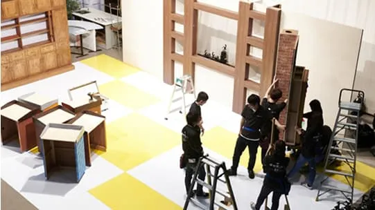 大規模なセットが組まれている様子