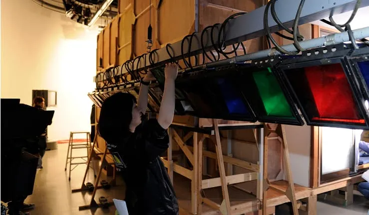 様々な色のライトが設置された舞台照明実習の様子