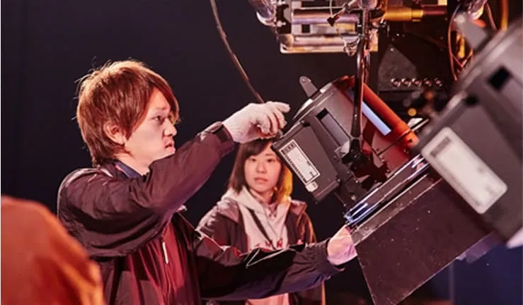 学生が照明機材を操作している様子