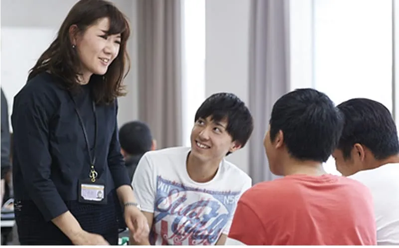 学生たちと会話をしている山田 素子先生