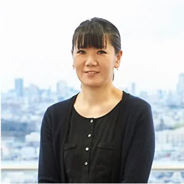 学生たちと会話をしている山田 素子先生