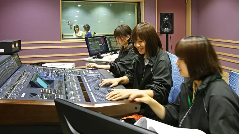 学生たちがミキサーの操作をしている様子