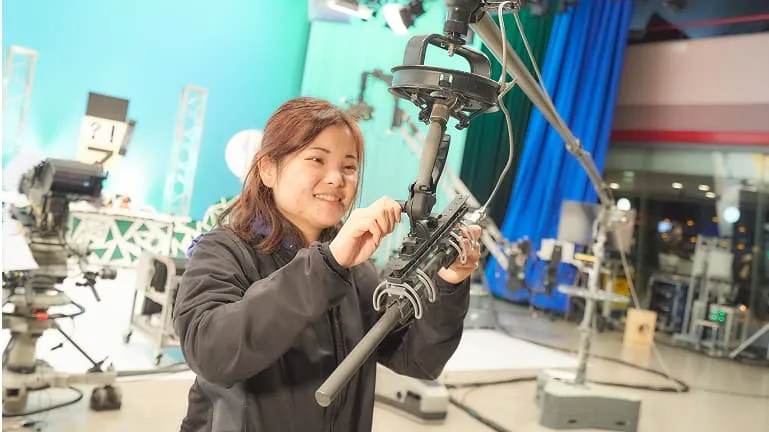 学生がスタジオのマイクを操作している様子