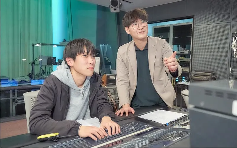 学生に指導をする根岸 史人先生