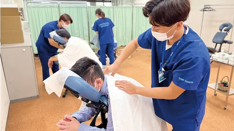 学生が肩の指圧をしている様子