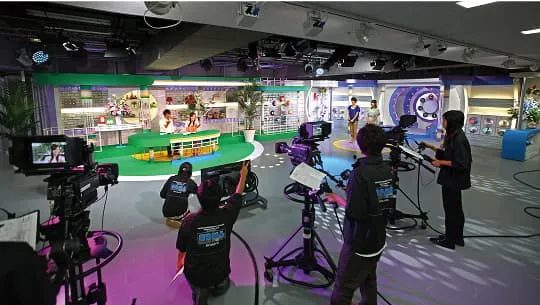 本格的なスタジオで実習中の学生たち