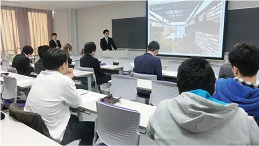 学生たちがスクリーンの映像を見ながら話を聞いている様子