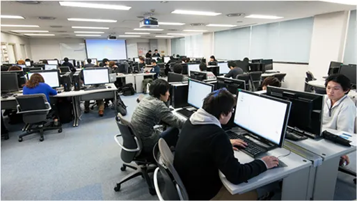 学生がインターンシップで現場を実体験している様子