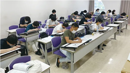大勢の学生たちが勉強をしている様子