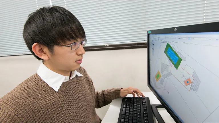 学生がPCを操作している様子