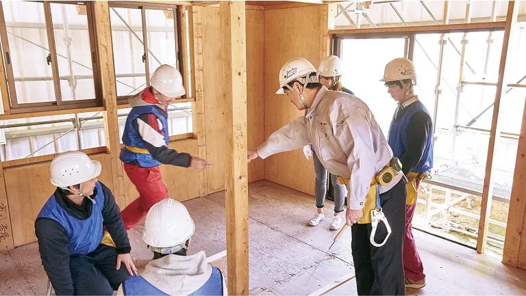 学生たちが建築施工実習を受けている様子