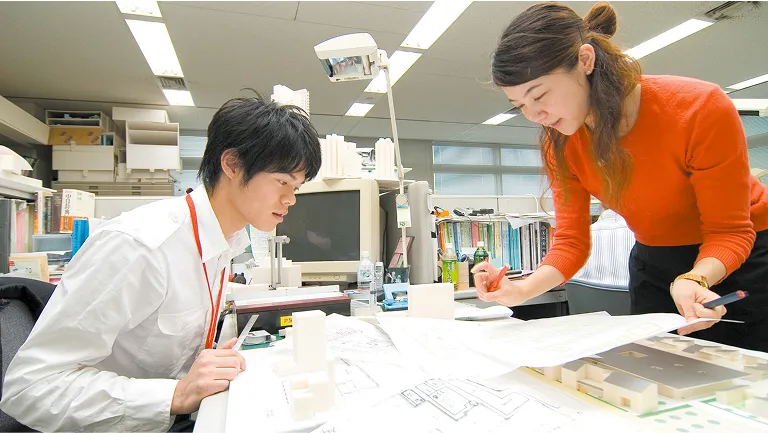 学生がインターンシップで現場を実体験している様子