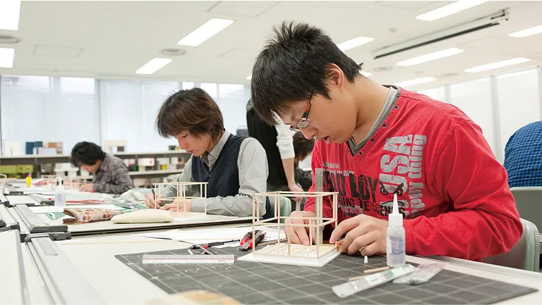 学生たちが模型を制作している様子