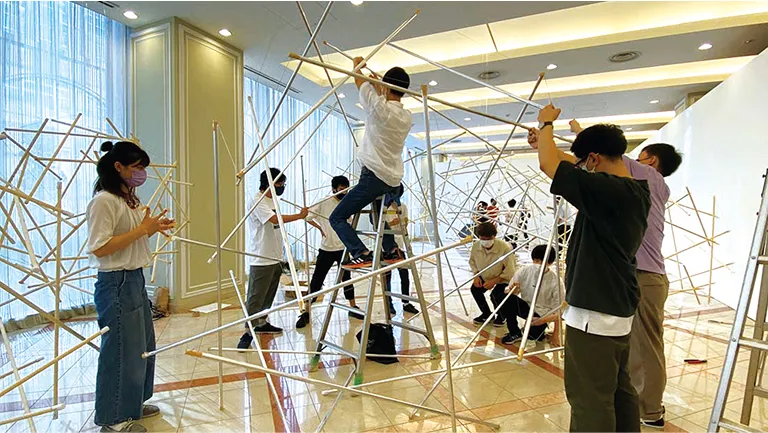 学生たちが構造物を制作している様子