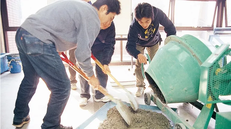 学生たちが構造材料の強度試験をしている様子