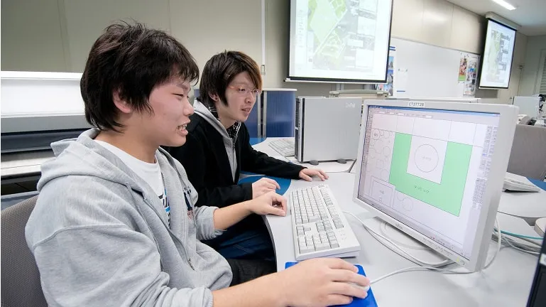 二人の学生がPCを使って造園設計を学んでいる様子