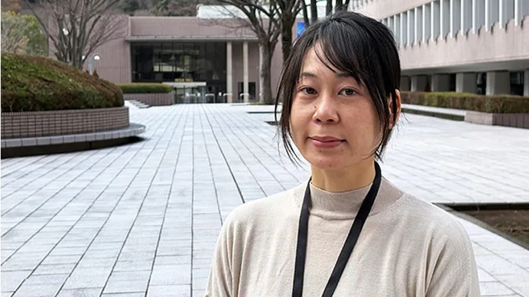 屋外で微笑んだ表情の髙橋 真弓先生